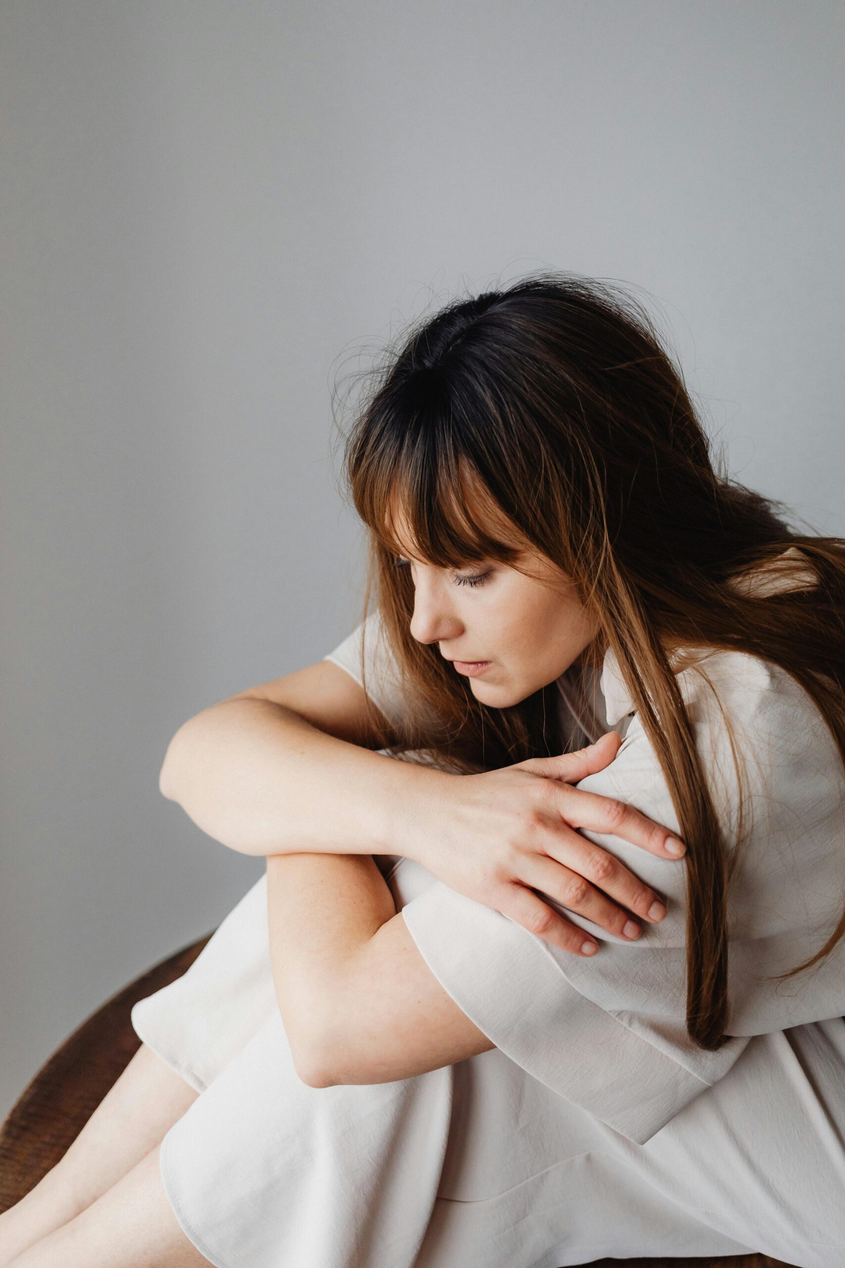 Een vrouw in rouw die steun zoekt bij het verwerken van verlies en het leren loslaten.
