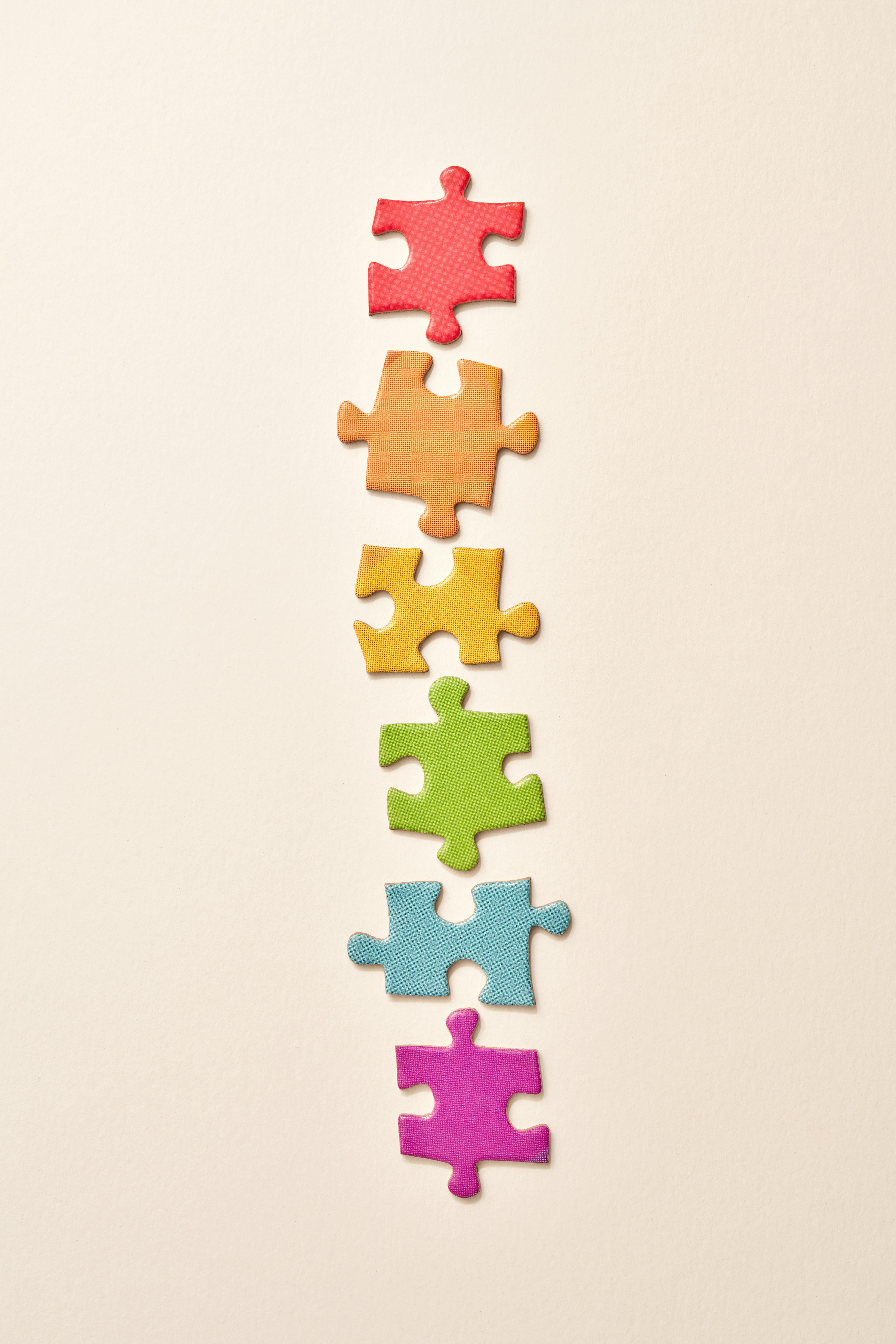 Puzzelstukjes symboliseren stappen bij schaalwandelen tijdens een therapeutisch traject bij Mindful Living Therapeutics.