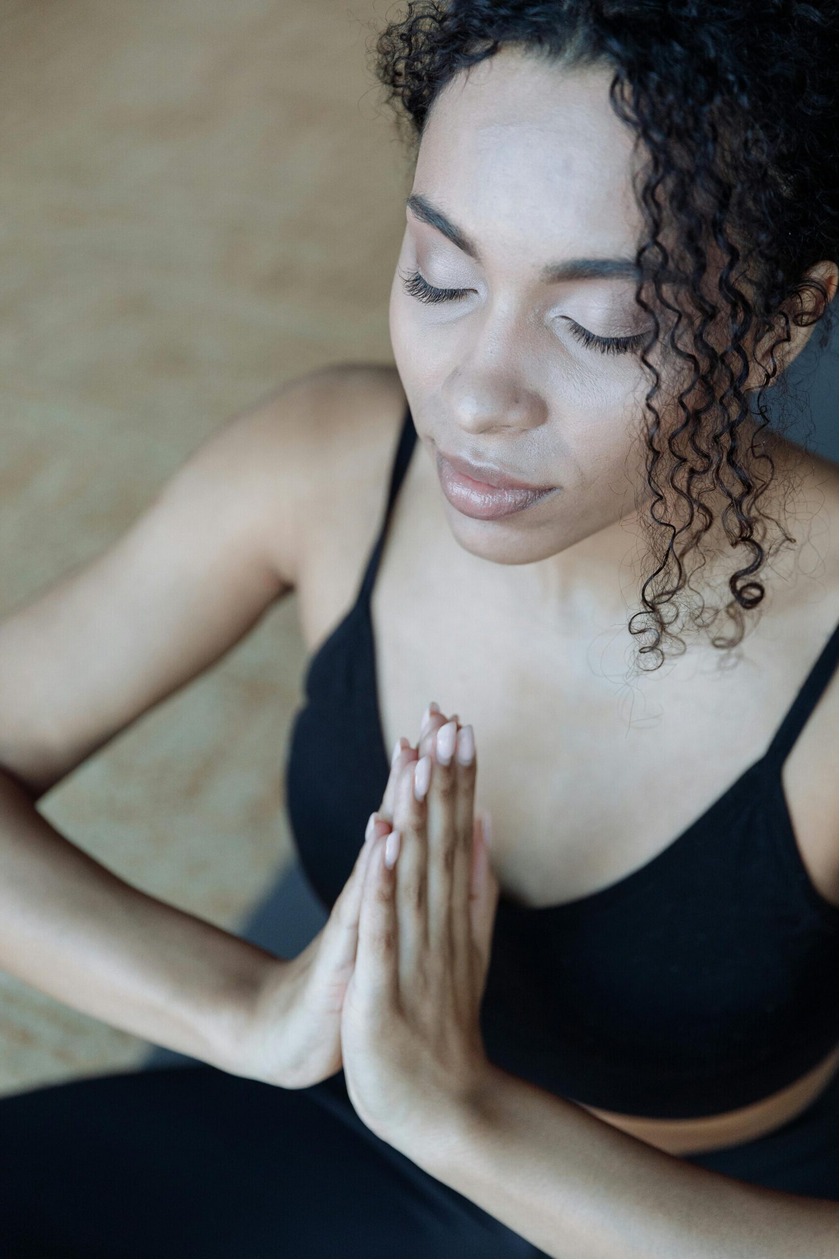 Vrouw beoefent yoga voor innerlijke rust, balans en welzijn.
